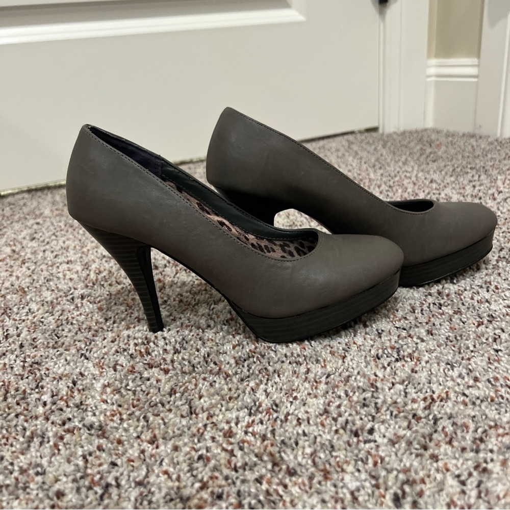 Kenneth Cole Reaction Elegant Gray Heels - Picture 5 of 11